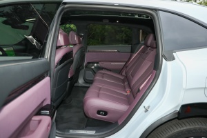 实拍图集与性能实测，全面解析车辆内外设计与动态表现